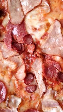 Peynirli ve salamlı İtalyan biberli pizza, domates ve sos. Fast food, dilimlenmiş pizza.
