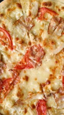 Tavuk ve pastırmalı İtalyan pizzası, peynir, domates ve sos. Fast food, dilimlenmiş pizza.