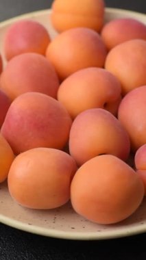 Taze olgun meyve kayısıları kırmızı sarı renktedir. Tasarımınız için arka plan olarak kayısılar