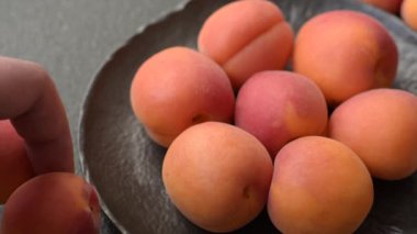 Taze olgun meyve kayısıları kırmızı sarı renktedir. Tasarımınız için arka plan olarak kayısılar