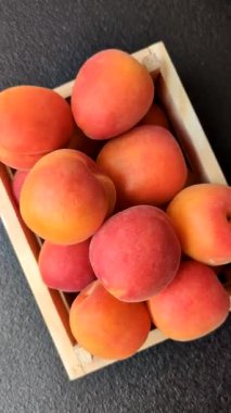 Taze olgun meyve kayısıları kırmızı sarı renktedir. Tasarımınız için arka plan olarak kayısılar