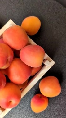 Taze olgun meyve kayısıları kırmızı sarı renktedir. Tasarımınız için arka plan olarak kayısılar