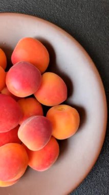 Taze olgun meyve kayısıları kırmızı sarı renktedir. Tasarımınız için arka plan olarak kayısılar