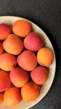 Taze olgun meyve kayısıları kırmızı sarı renktedir. Tasarımınız için arka plan olarak kayısılar