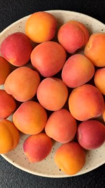 Taze olgun meyve kayısıları kırmızı sarı renktedir. Tasarımınız için arka plan olarak kayısılar