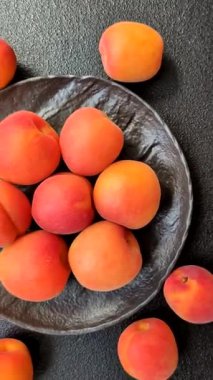 Taze olgun meyve kayısıları kırmızı sarı renktedir. Tasarımınız için arka plan olarak kayısılar