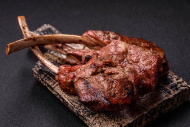 Et, ızgara dana eti, kaburga ya da biftek. Et yemeği, ızgara yemek.