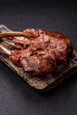 Et, ızgara dana eti, kaburga ya da biftek. Et yemeği, ızgara yemek.