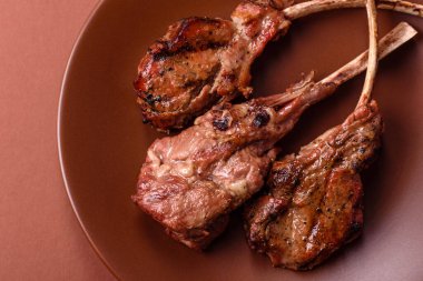 Et, ızgara dana eti, kaburga ya da biftek. Et yemeği, ızgara yemek.