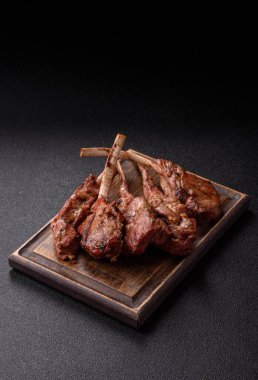 Et, ızgara dana eti, kaburga ya da biftek. Et yemeği, ızgara yemek.