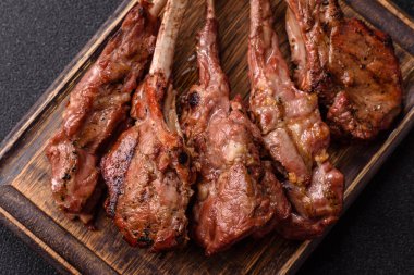 Et, ızgara dana eti, kaburga ya da biftek. Et yemeği, ızgara yemek.