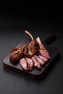 Et, ızgara dana eti, kaburga ya da biftek. Et yemeği, ızgara yemek.