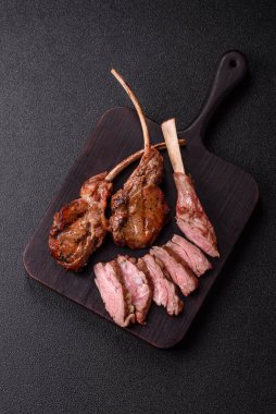 Et, ızgara dana eti, kaburga ya da biftek. Et yemeği, ızgara yemek.