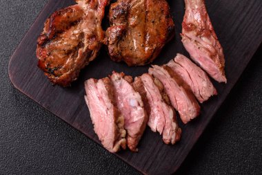 Et, ızgara dana eti, kaburga ya da biftek. Et yemeği, ızgara yemek.