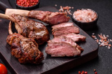 Et, ızgara dana eti, kaburga ya da biftek. Et yemeği, ızgara yemek.