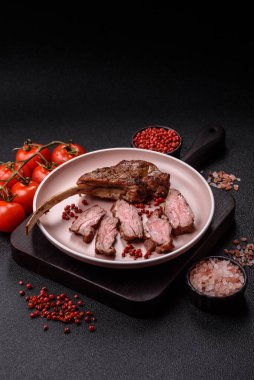 Et, ızgara dana eti, kaburga ya da biftek. Et yemeği, ızgara yemek.