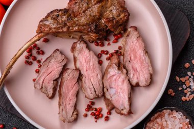 Et, ızgara dana eti, kaburga ya da biftek. Et yemeği, ızgara yemek.