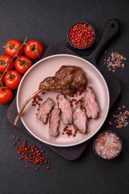 Et, ızgara dana eti, kaburga ya da biftek. Et yemeği, ızgara yemek.