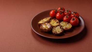 Yiyecek, patates, ikiye bölünmüş ya da ızgara. Fırında patates, tuz ve baharat.