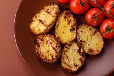 Yiyecek, patates, ikiye bölünmüş ya da ızgara. Fırında patates, tuz ve baharat.