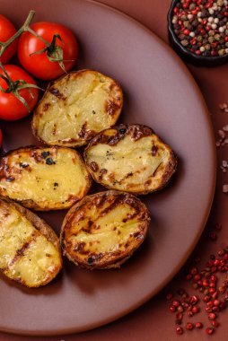 Yiyecek, patates, ikiye bölünmüş ya da ızgara. Fırında patates, tuz ve baharat.