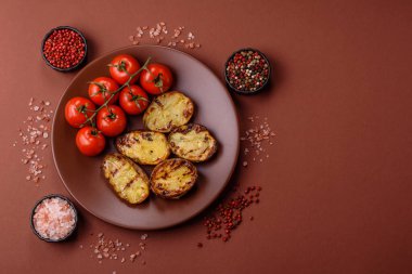 Yiyecek, patates, ikiye bölünmüş ya da ızgara. Fırında patates, tuz ve baharat.