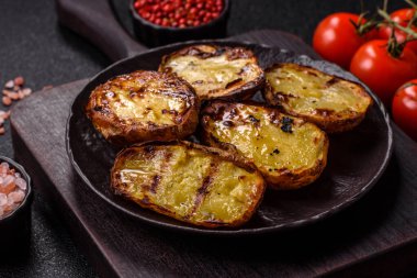 Yiyecek, patates, ikiye bölünmüş ya da ızgara. Fırında patates, tuz ve baharat.