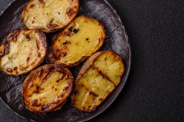 Yiyecek, patates, ikiye bölünmüş ya da ızgara. Fırında patates, tuz ve baharat.