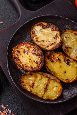 Yiyecek, patates, ikiye bölünmüş ya da ızgara. Fırında patates, tuz ve baharat.