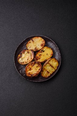 Yiyecek, patates, ikiye bölünmüş ya da ızgara. Fırında patates, tuz ve baharat.