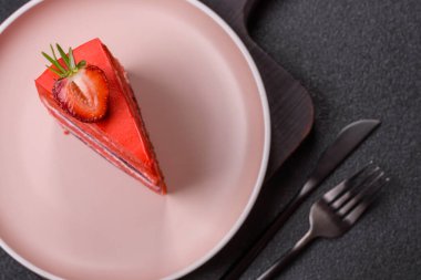 Yemek arkaplanı olarak bir parça kırmızı kadife kek. Doğum günü kutlamaları, düğünler için tatlı pastalar.