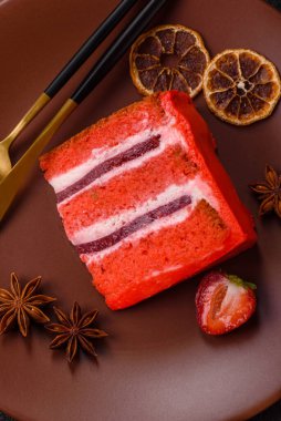 Yemek arkaplanı olarak bir parça kırmızı kadife kek. Doğum günü kutlamaları, düğünler için tatlı pastalar.