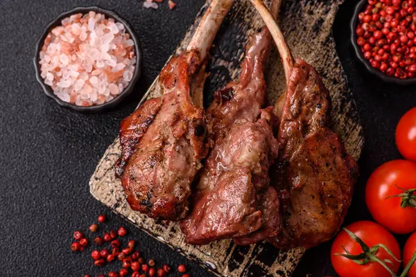 Et, ızgara dana eti, kaburga ya da biftek. Et yemeği, ızgara yemek.