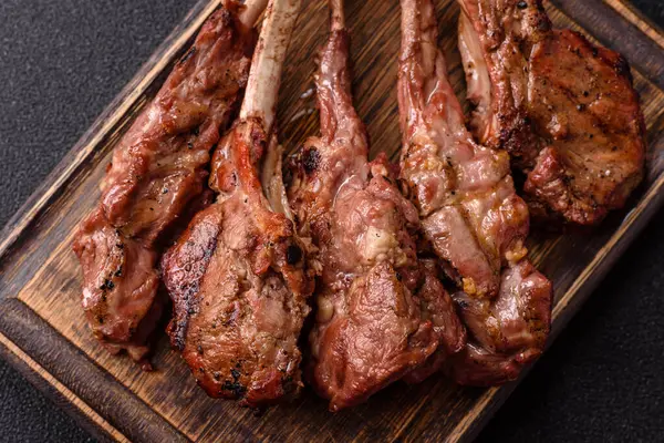 Et, ızgara dana eti, kaburga ya da biftek. Et yemeği, ızgara yemek.