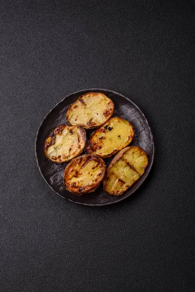 Yiyecek, patates, ikiye bölünmüş ya da ızgara. Fırında patates, tuz ve baharat.