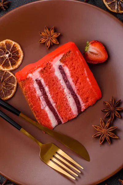 Yemek arkaplanı olarak bir parça kırmızı kadife kek. Doğum günü kutlamaları, düğünler için tatlı pastalar.