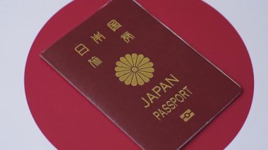 Seyahat etmek, uçmak ve iş yapmak için Japon pasaportu. Japonya belgesi, sınırı geçmek için kimlik