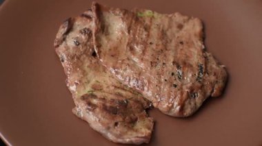 Biftek, ızgara sığır eti, ızgarada tuz, baharat ve otlarla pişirilmiş sığır filetosu.