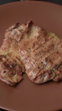 Biftek, ızgara sığır eti, ızgarada tuz, baharat ve otlarla pişirilmiş sığır filetosu.