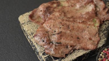 Biftek, ızgara sığır eti, ızgarada tuz, baharat ve otlarla pişirilmiş sığır filetosu.