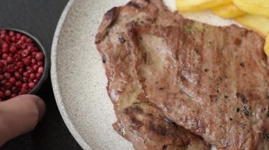 Biftek, ızgara sığır eti, ızgarada tuz, baharat ve otlarla pişirilmiş sığır filetosu.