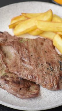 Biftek, ızgara sığır eti, ızgarada tuz, baharat ve otlarla pişirilmiş sığır filetosu.