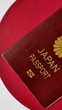 Seyahat etmek, uçmak ve iş yapmak için Japon pasaportu. Japonya belgesi, sınırı geçmek için kimlik