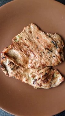 Biftek, ızgara sığır eti, ızgarada tuz, baharat ve otlarla pişirilmiş sığır filetosu.