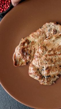 Biftek, ızgara sığır eti, ızgarada tuz, baharat ve otlarla pişirilmiş sığır filetosu.