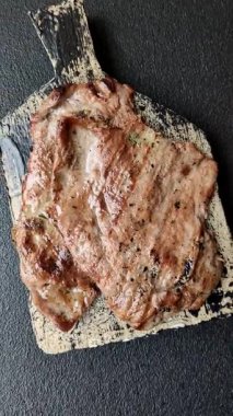 Biftek, ızgara sığır eti, ızgarada tuz, baharat ve otlarla pişirilmiş sığır filetosu.