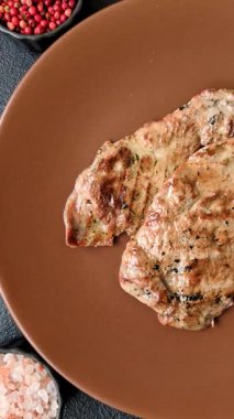 Biftek, ızgara sığır eti, ızgarada tuz, baharat ve otlarla pişirilmiş sığır filetosu.