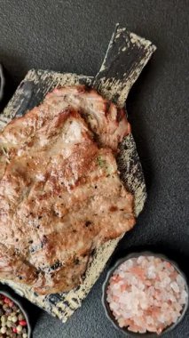 Biftek, ızgara sığır eti, ızgarada tuz, baharat ve otlarla pişirilmiş sığır filetosu.