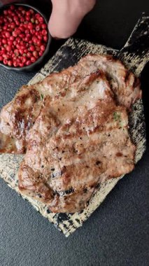 Biftek, ızgara sığır eti, ızgarada tuz, baharat ve otlarla pişirilmiş sığır filetosu.