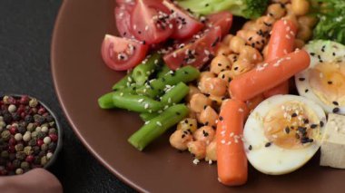 Vejetaryen salatası, bezelyeli kase brokoli, domates, tofu peyniri ve haşlanmış yumurta. Sebzeli, tohumlu ve tahıllı vejetaryen yemeği